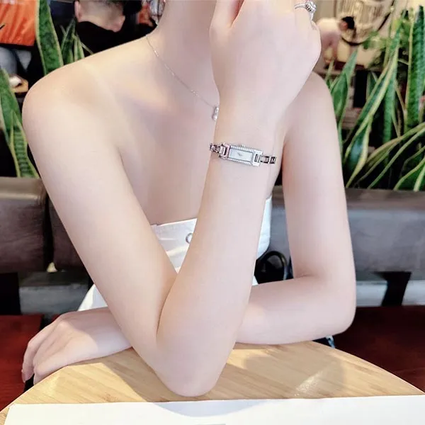 Đồng Hồ Nữ Gucci 3900L Serri Case Màu Bạc