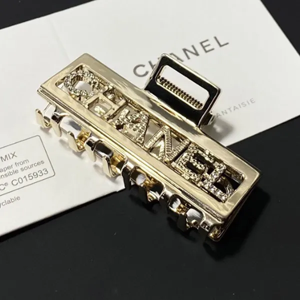 Kẹp Tóc Chanel Crystal Logo Hair Claw Màu Vàng Gold