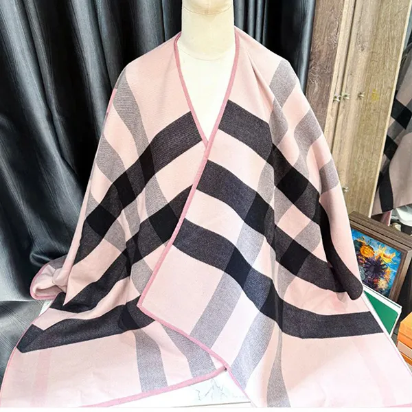 Khăn Quàng Cổ Nữ Burberry Shawl Poncho Merino Wool Reversible Check 4025517 Màu Hồng Kẻ