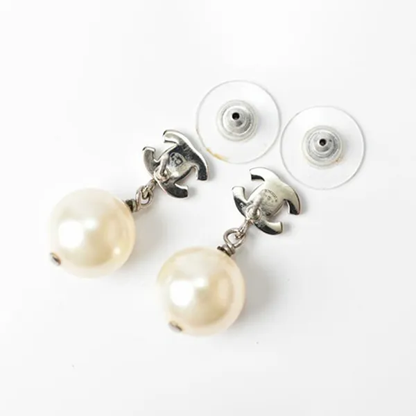 Khuyên Tai Nữ Chanel Swing Coco Mark Rhinestone Pearl Earrings Màu Bạc