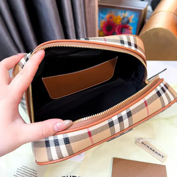 Túi Cầm Tay Unisex Burberry Check Cosmetic Pouch 8067158 Màu Nâu Be