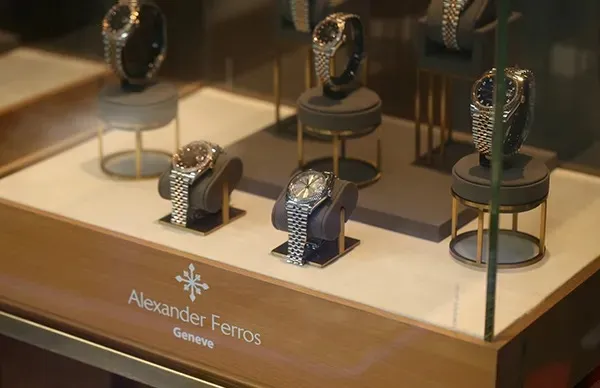 Đồng Hồ Nữ Alexander Ferros Quartz 8222D-16 31mm Màu Bạc Phối Vàng Hồng