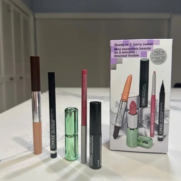 Bộ Trang Điểm Clinique Ready In 5 Berry Sweet (batch code: A84)