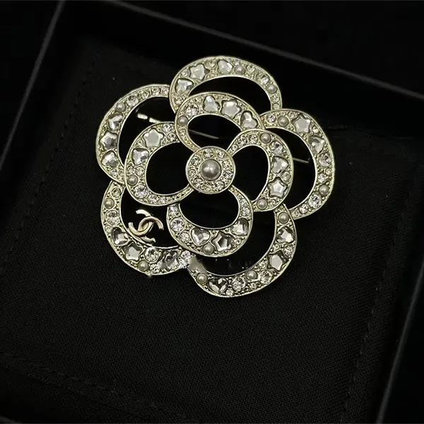 Cài Áo Nữ Chanel CC Logo Heart Star Camellia Brooch Màu Bạc