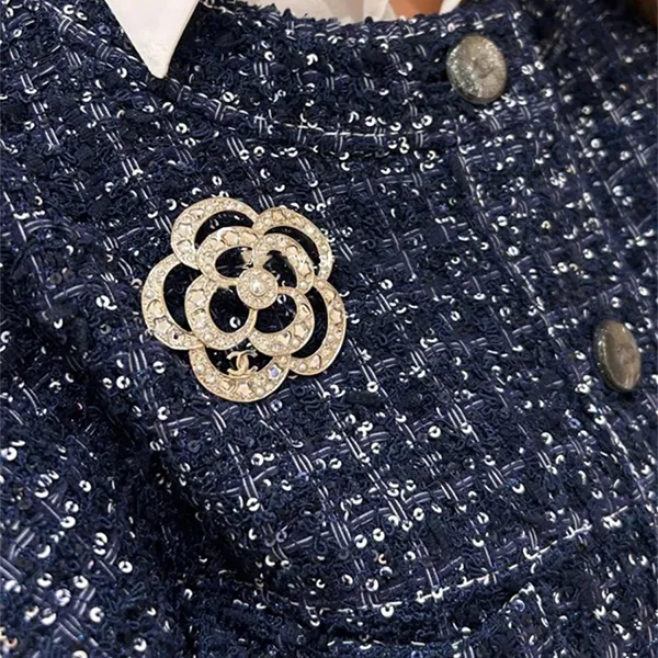 Cài Áo Nữ Chanel CC Logo Heart Star Camellia Brooch Màu Bạc