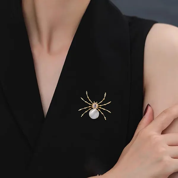 Cài Áo Nữ Meri Charming Spider BR928 Màu Vàng