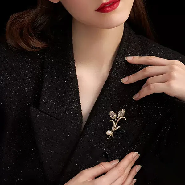 Cài Áo Nữ Meri Gentle Tulip BR930 Màu Vàng