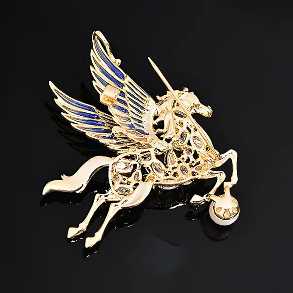 Cài Áo Nữ Meri Luxe Pegasus BR938 Màu Xanh Vàng