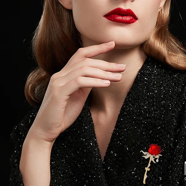 Cài Áo Nữ Meri Scarlet Elegance BR927 Màu Đỏ Vàng