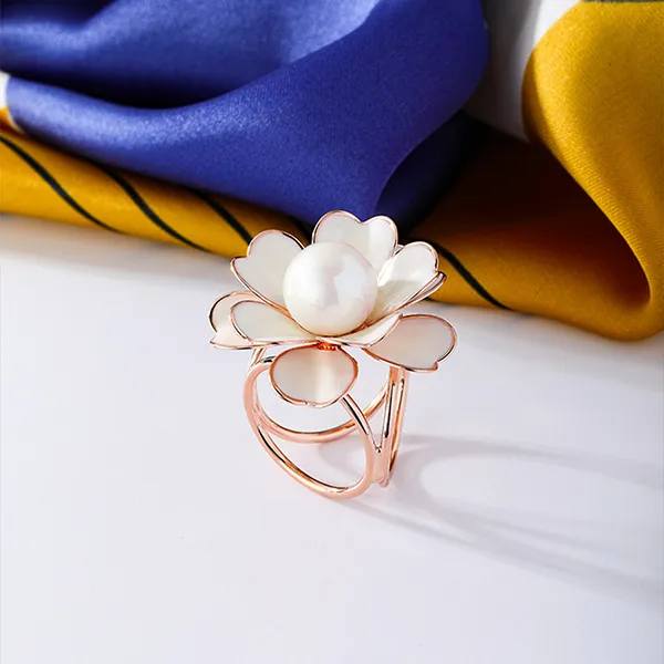 Cài Khăn Nữ Meri White Flower BR381 Màu Vàng Hồng