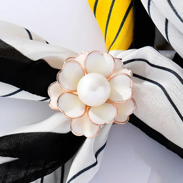 Cài Khăn Nữ Meri White Flower BR381 Màu Vàng Hồng