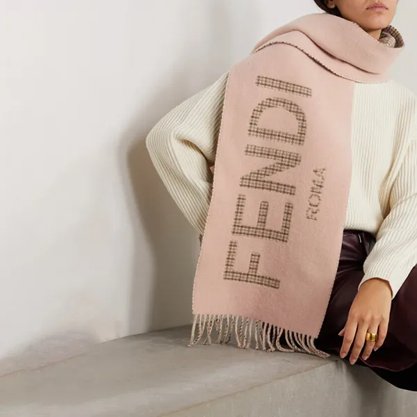 Khăn Quàng Cổ Nữ Fendi Fringed Logo Jacquard Wool And Cashmere Scarf Neutrals Màu Hồng