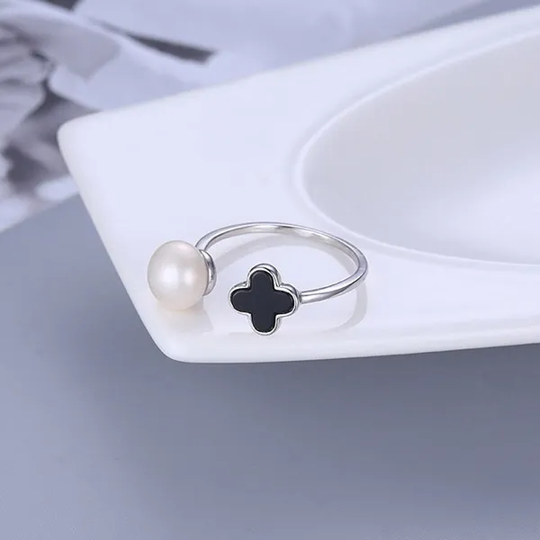 Nhẫn Nữ Jessica Pearl Black Clover JR11 Màu Bạc