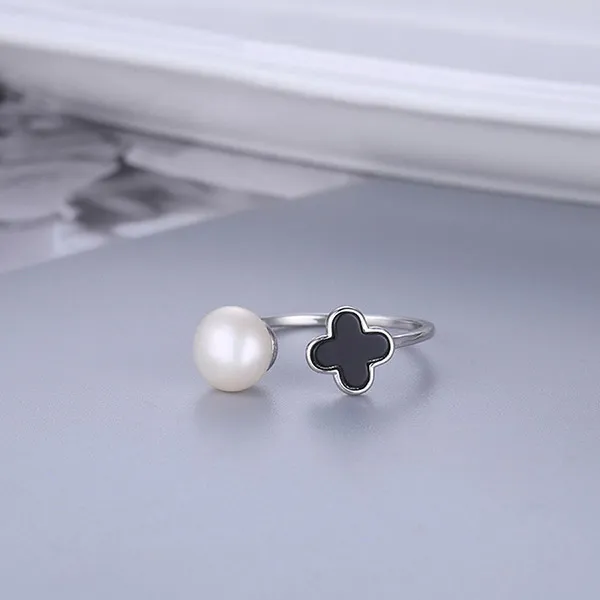 Nhẫn Nữ Jessica Pearl Black Clover JR11 Màu Bạc