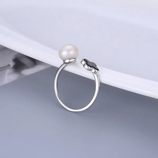 Nhẫn Nữ Jessica Pearl Black Clover JR11 Màu Bạc