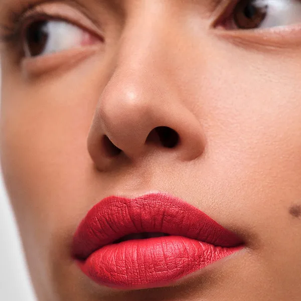 Son Prada Monochrome Hyper Matte R26 Lava Màu Đỏ Đậm