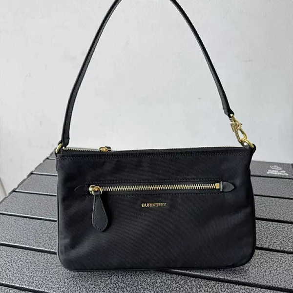 Túi Xách Nữ Burberry Black Nylon Zip Pouch Màu Đen