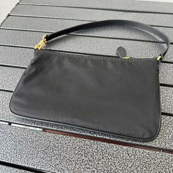 Túi Xách Nữ Burberry Black Nylon Zip Pouch Màu Đen