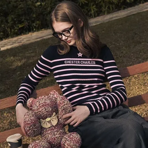 Áo Len Nữ Chester Charles Long-sleeve Stripes With Logo CW604KW0755AC Màu Đen/Hồng Size S