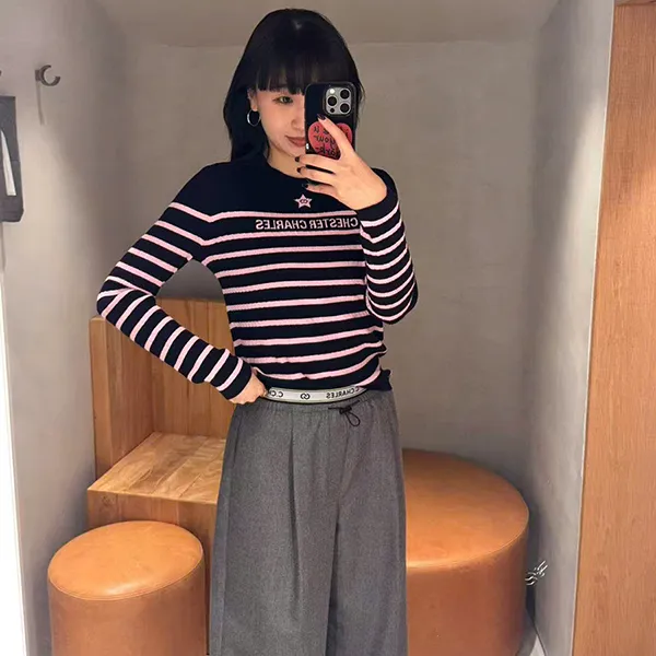 Áo Len Nữ Chester Charles Long-sleeve Stripes With Logo CW604KW0755AC Màu Đen/Hồng Size S