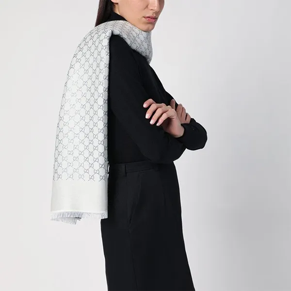 Khăn Quàng Cổ Gucci GG Jacquard Wool And Silk Scarf 8092263GC46 Màu Xám Nhạt