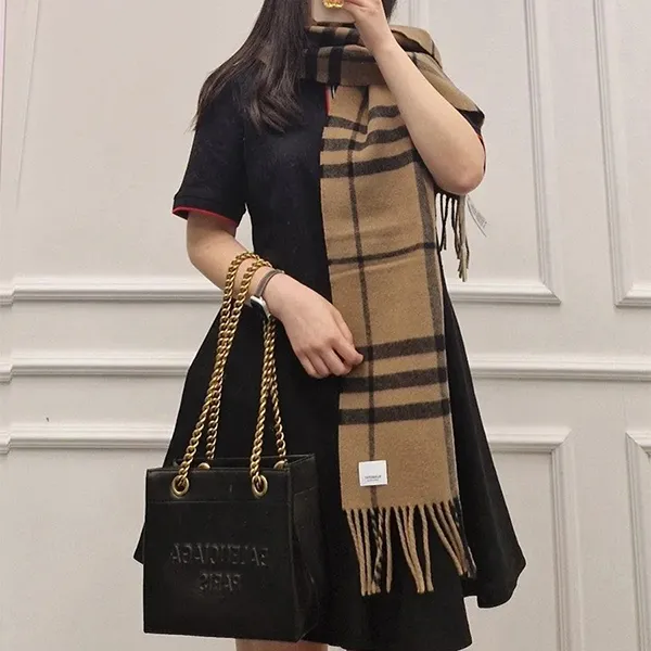 Khăn Quàng Cổ Unisex Burberry Giant Check Wool Muffler Màu Nâu
