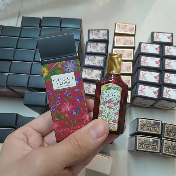 Set Son Bóng MAC 222 Và Nước Hoa Gucci Flora Gorgeous Gardenia Intense Eau De Parfum 5ml