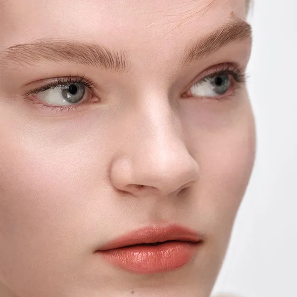 Son Dưỡng Prada Light Glowing Lipcolor U019 Brown Màu Cam Đất Nude