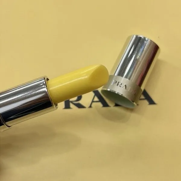 Son Dưỡng Prada Mini Lip Balm Banana Yellow U002 Màu Hồng 1.3g