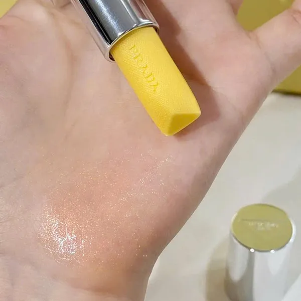 Son Dưỡng Prada Moisturizing Balm Lip U002 Banana Yellow Màu Hồng