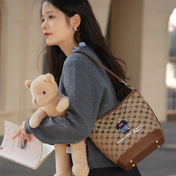Túi Đeo Chéo Nữ Guoo Bear Crossbody Bag Coffee Colored Jacquard Heart Bucket GU8004-18120 Màu Nâu Cafe