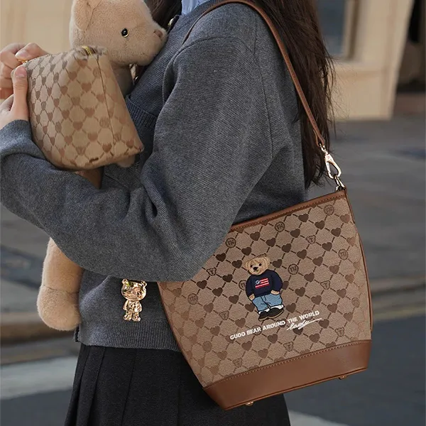 Túi Đeo Chéo Nữ Guoo Bear Crossbody Bag Coffee Colored Jacquard Heart Bucket GU8004-18120 Màu Nâu Cafe