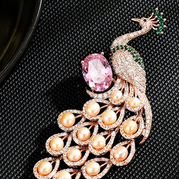 Cài Áo Nữ Meri Graceful Peacock BR950 Màu Vàng Hồng