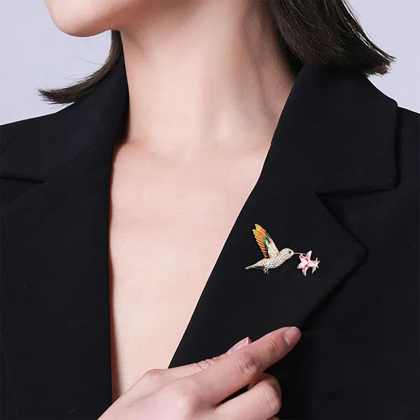 Cài Áo Nữ Meri Bloom Hummingbird BR967 Phối Màu