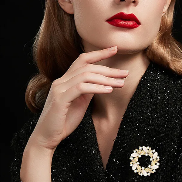 Cài Áo Nữ Meri Elegant Wreath BR955 Màu Trắng - Vàng