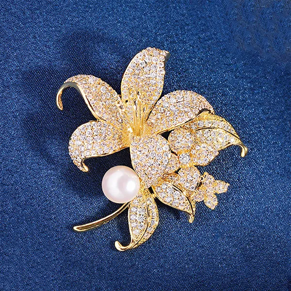 Cài Áo Nữ Meri Lily Pearl BR965 Màu Vàng/Trắng