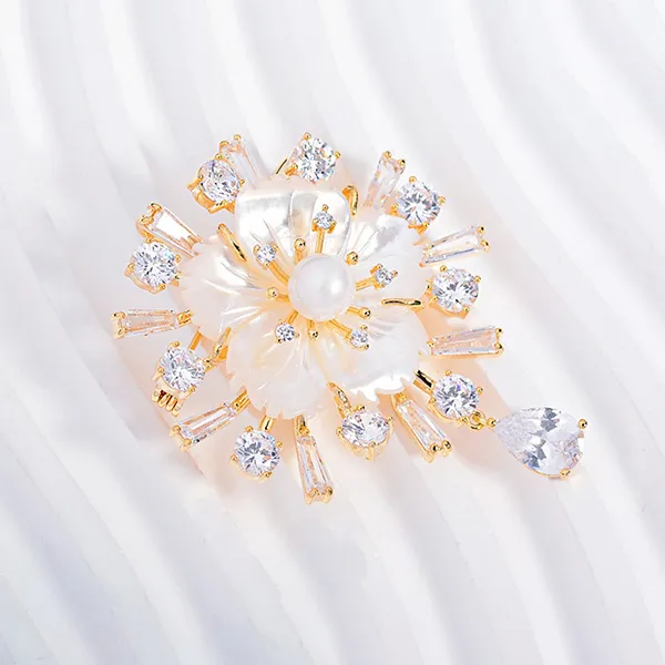 Cài Áo Nữ Meri Pearl Radiance BR920 Màu Vàng/Trắng