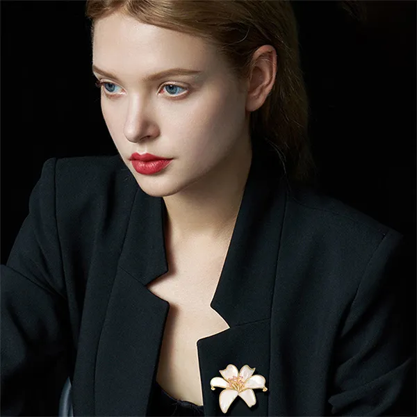 Cài Áo Nữ Meri Pearlescent Petal BR957 Màu Trắng - Vàng