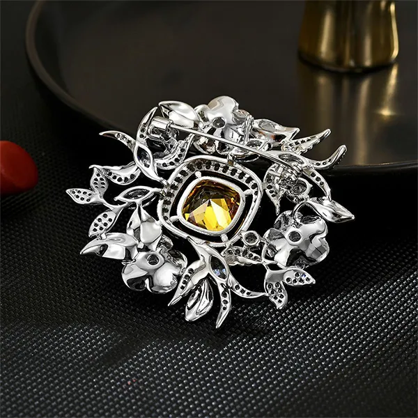 Cài Áo Nữ Meri Sunshine Canary BR947 Màu Vàng - Bạc