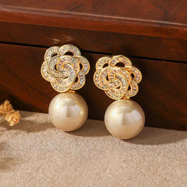 Khuyên Tai Nữ Jessica Pearl Modern Petal JE61 Màu Vàng Gold