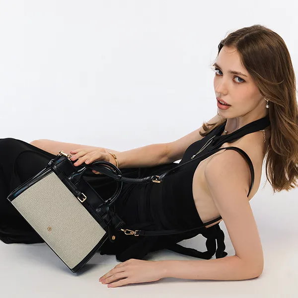 Túi Đeo Chéo Nữ Lyn Gem Infinite Top Handle M Handbag - Black L26CBWA041 Đen Xám