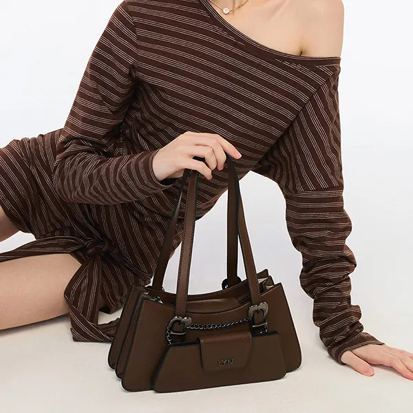 Túi Đeo Vai Nữ Lyn Safari Shoulder Bag L26CBWA102 Dark Brown Màu Nâu Đậm