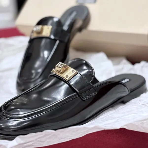 Giày Sục Nam Dolce & Gabbana D&G With Logo DG Plaque On The Front In Black A80438 AQ237 80999 Mules Màu Đen Size 6