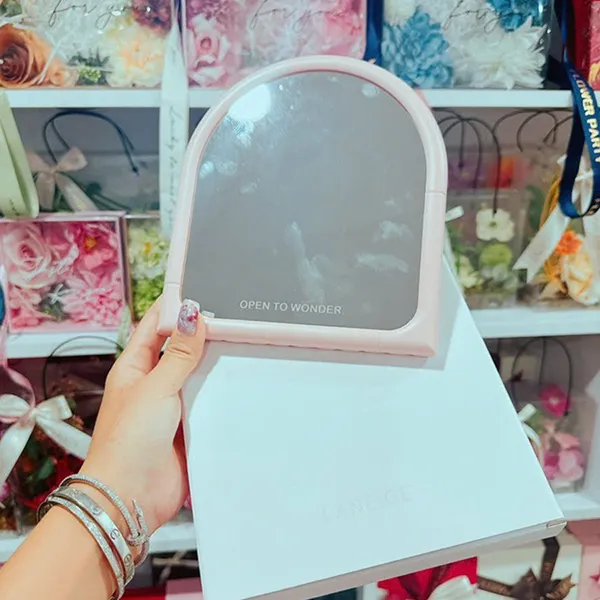 Gương Trang Điểm Laneige Màu Hồng