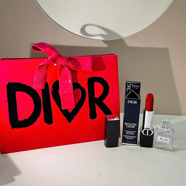 Set Dior 3 Món (Son Rouge Dior Velvet 764 Rouge Gipsy Màu Đỏ Hồng 3.5g + Nước Hoa Miss Dior Blooming Bouquet 5ml + Túi Giấy)