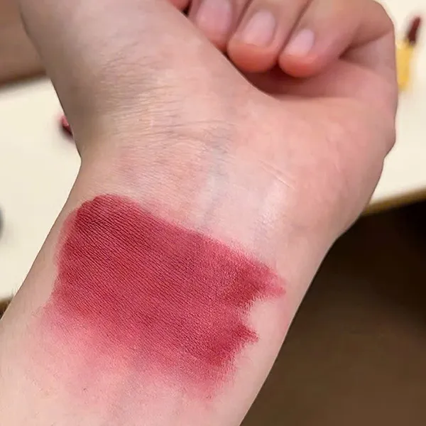 Son Kem Tom Ford Liquid Luxe Matte Lip 126 Illicit Kiss Màu Đỏ Burgundy