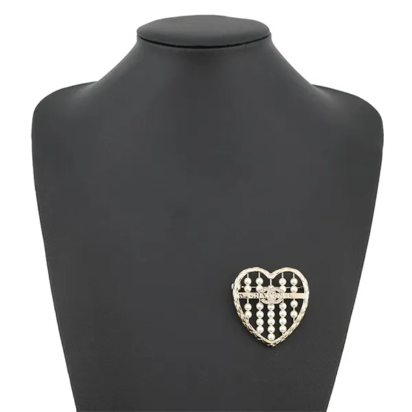 Cài Áo Nữ Chanel Heart Brooch Gold Plated Faux Pearl Rhinestone ABG046 Màu Trắng