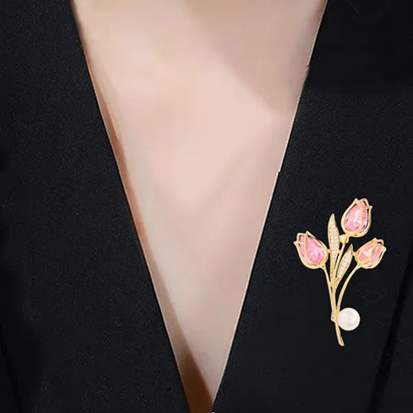 Cài Áo Nữ Meri Blush Tulip BR979 Màu Vàng Hồng