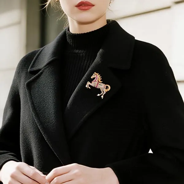 Cài Áo Nữ Meri Prosperity Horse BR972 Màu Vàng