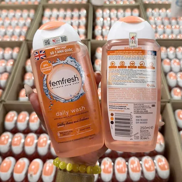 Dung Dịch Vệ Sinh Phụ Nữ Hỗ Trợ Dưỡng Ẩm Và Cân Bằng Độ pH Femfresh Daily Wash 250ml